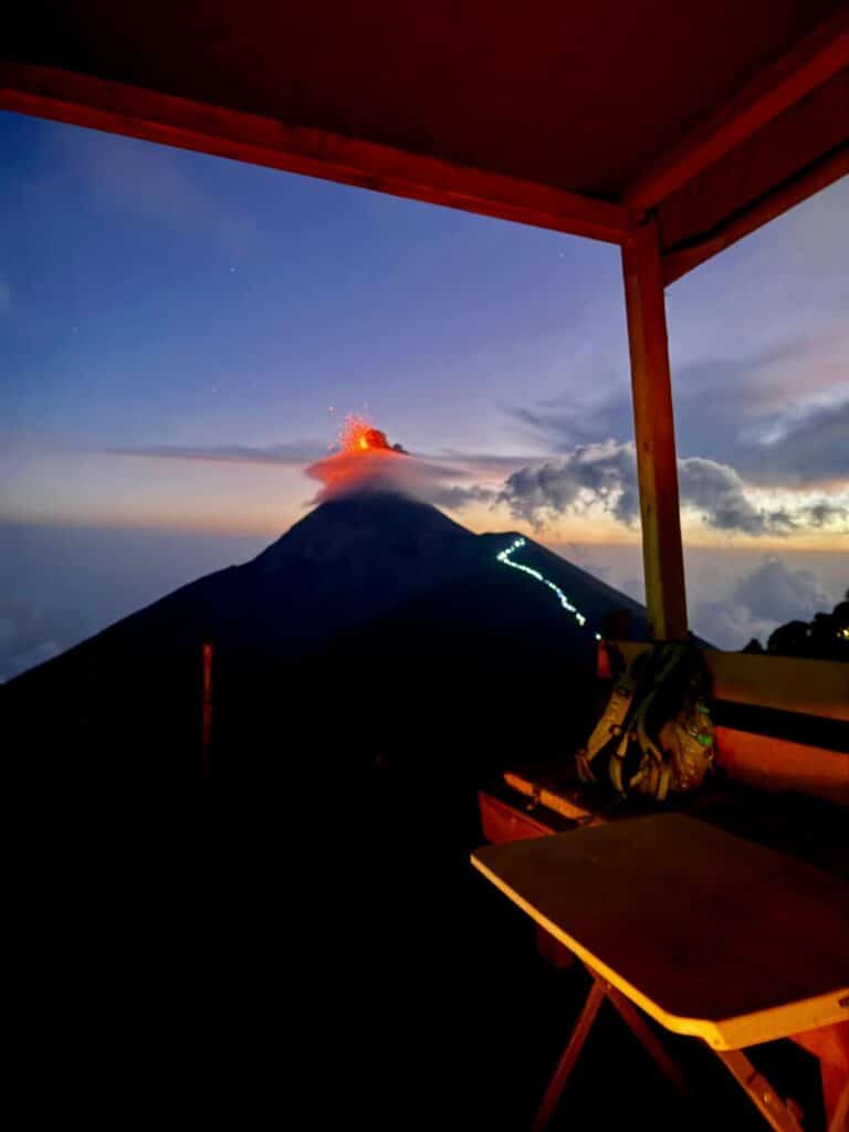 spettacolare vista sulle esplosioni del volcan fuego dall' Acatenango